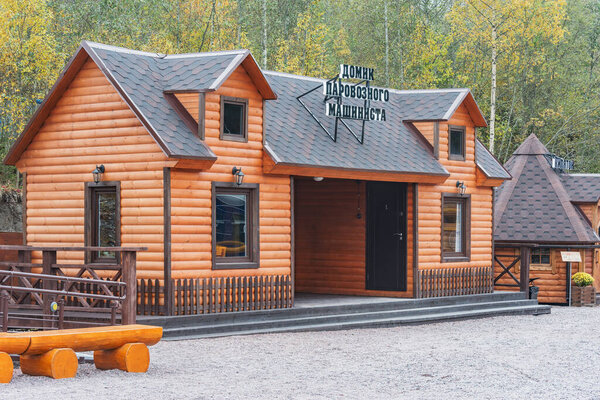 Рускеала, Россия - 01 октября 2021 года: Дом для машинистов паровых поездов в осенний день.