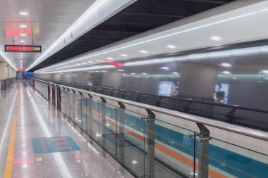 Şangay, Çin - 02 Ocak 2017: Şangay Transrapid Maglev manyetik havalanma treni kalkıyor. Bu, saatte 431 km hızla giden ilk ticari yüksek hızlı maglev..