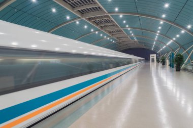 Şangay, Çin - 02 Ocak 2017: Şangay Transrapid Maglev manyetik havalanma treni kalkıyor. Bu, saatte 431 km hızla giden ilk ticari yüksek hızlı maglev..