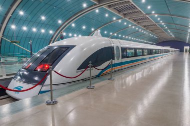 Şangay, Çin - 02 Ocak 2017: Şangay Transrapid Maglev manyetik havalanma treni kalkıyor. Bu, saatte 431 km hızla giden ilk ticari yüksek hızlı maglev..