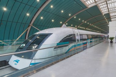 Şangay, Çin - 02 Ocak 2017: Şangay Transrapid Maglev manyetik havalanma treni kalkıyor. Bu, saatte 431 km hızla giden ilk ticari yüksek hızlı maglev..