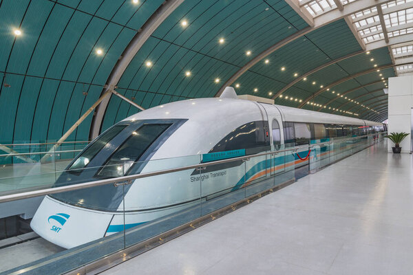 Шанхай, Китай - 2 января 2017 года: Поезд магнитной левитации Shanghai Transrapid Maglev отправляется. Это первый коммерческий скоростной маглев со скоростью 431 км / ч.