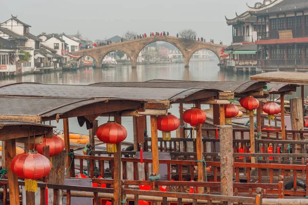 古代中国の町の川の岸で木製のボート — ストック写真