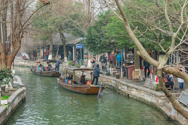 2017年 平成29年 1月3日 上海市歴史的市街地の細い通り沿いに木造船所移転 — ストック写真