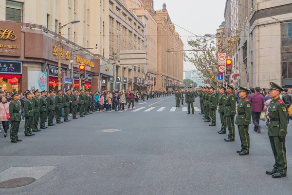 Shanghai China December 2016 Menigte Van Mensen Legerpatrouilles Centrale Straat — Stockfoto