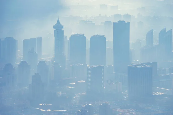 早上时分 市中心上空尘土飞扬的空气 — 图库照片