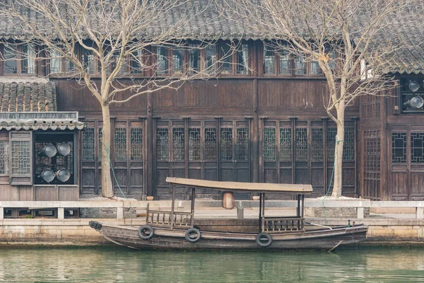 古代中国の町の川の岸で木製のレトロボート — ストック写真