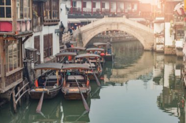 Antik kentteki nehir kıyısında ahşap kayıklar. Bulanık resim.