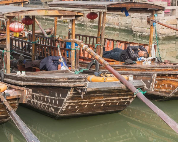 2017年1月3日 上海市 木造船のスキッパーが船内で昼休み時に寝る — ストック写真