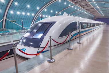 Şangay, Çin - 02 Ocak 2017: Şangay Transrapid Maglev manyetik havalanma treni kalkıyor. Bu, saatte 431 km hızla giden ilk ticari yüksek hızlı maglev..