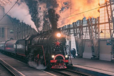 Moskova, Rusya - 09 Ekim 2021: Retro buhar treni sabah saatlerinde istasyondan ayrılıyor.