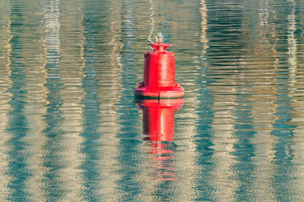 Zwevende Rode Navigatieboei Het Wateroppervlak Van Rivier — Stockfoto