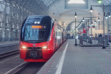 Moskova, Rusya - 09 Ekim 2021: Vnukovo havaalanına giden yüksek hızlı tren platformun yanında duruyor.