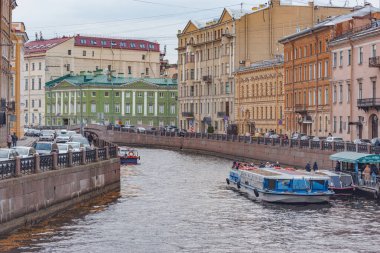 Saint Petersburg, Rusya - 05 Ekim 2021: Moyka nehri boyunca sokaklar.