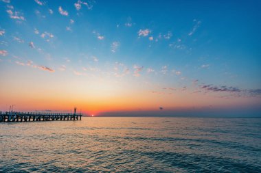 Yaz zamanı deniz kıyısının gün batımı manzarası. Soçi. Rusya.