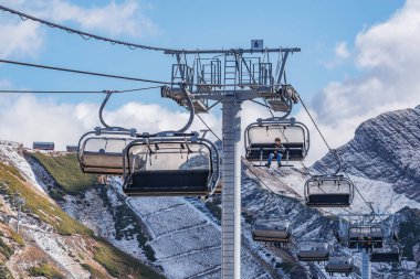 Krasnaya Polyana, Rusya - 12 Ekim 2019: Dağ kayak merkezindeki kablo araba.