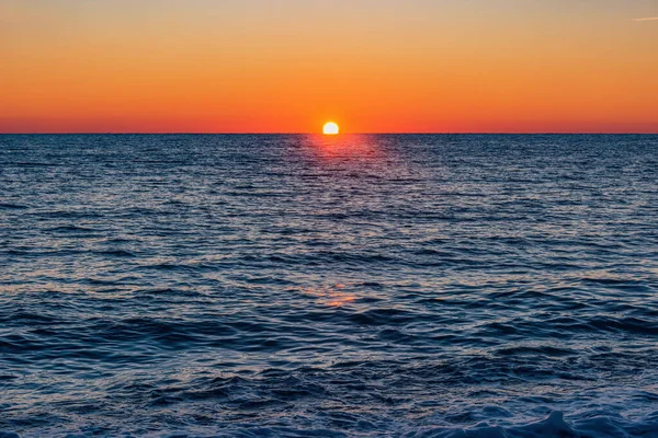 Yaz mevsiminde deniz ufkunun gün batımı manzarası.