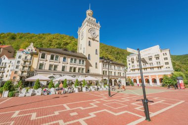 Roza Khutor, Rusya. - 10 Ekim 2019: Güneşli sonbaharda merkez meydandaki oteller, dükkanlar ve restoranlar.