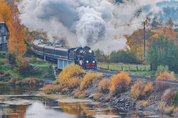 Trem Vapor Retro Move Longo Lago Manhã Outono Carélia Rússia — Fotografia de Stock