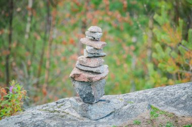 Kayanın kenarındaki taş kule..