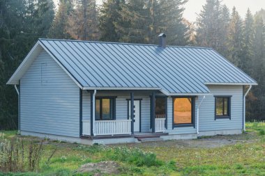 Ormanın kenarında yeni özel bir ev..