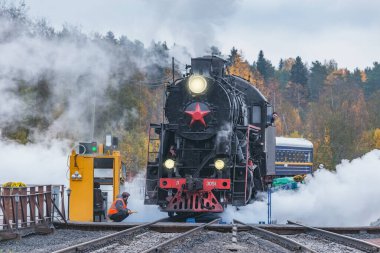 Ruskeala, Rusya - 01 Ekim 2021: Dönüş çemberinde buharlı lokomotif. Ruskeala Dağ Parkı tren istasyonu.