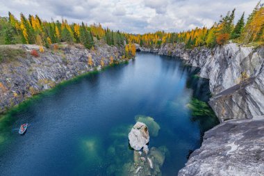 Derin mermer kanyondaki göl. Ruskeala Dağ Parkı. Karelia Cumhuriyeti. Rusya.
