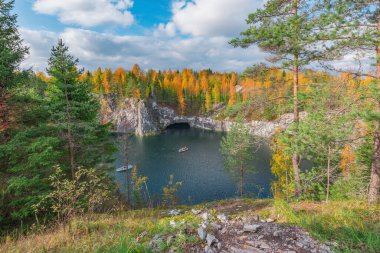 Derin mermer kanyondaki göl. Ruskeala Dağ Parkı. Karelia Cumhuriyeti. Rusya.
