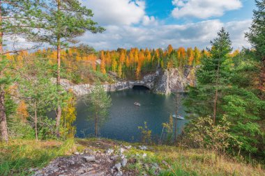 Derin mermer kanyondaki göl. Ruskeala Dağ Parkı. Karelia Cumhuriyeti. Rusya.