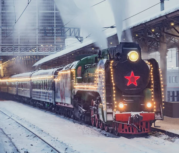 Steam Retro Train Stands Platform — Stockfoto