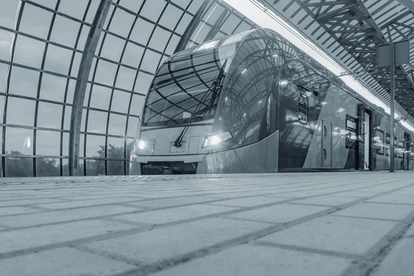 Train Stands Platform Business Center Station — Fotografia de Stock