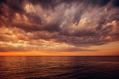 Yaz mevsiminde gün batımı manzarası.