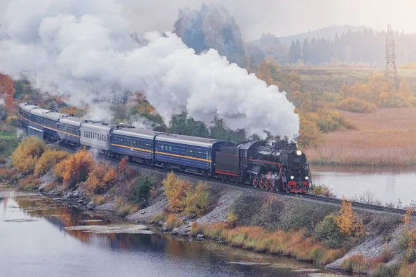 Retro Pociąg Parowy Porusza Się Wzdłuż Jeziora Jesienią Rano Karelia — Zdjęcie stockowe