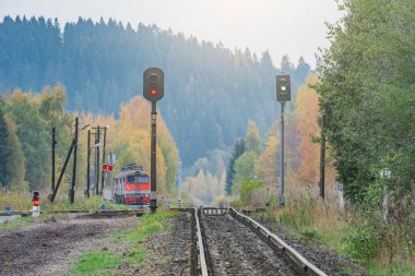 Sonbahar günü eski istasyon demiryolu hattı. Rusya.