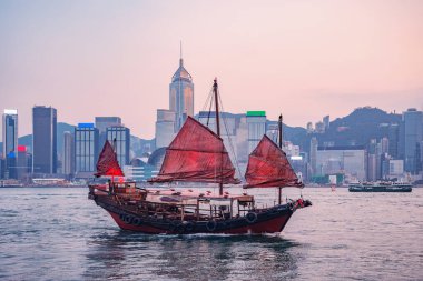 Hong Kong Limanı 'nda küçük bir gemi..