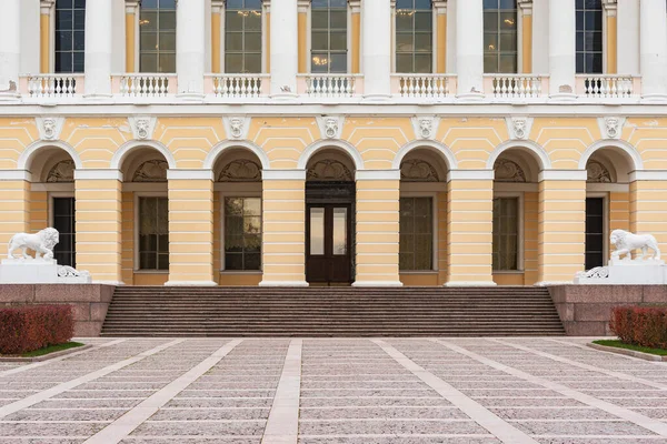 Wejście Rosyjskiego Muzeum Sankt Petersburg Rosja — Zdjęcie stockowe