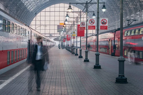 モスクワ ロシア 2021年10月9日 旅客列車が早朝にホームのそばに立つ — ストック写真