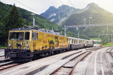 Montbovon, İsviçre - 15 Temmuz 2012: Çikolata treni Golden Pass yakınlarındaki platformun yanında duruyor.