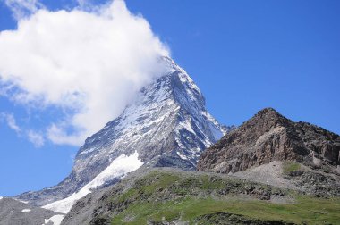 Gündüz vakti Matterhorn Dağı 'nın üzerindeki bulutlar. İsviçre.