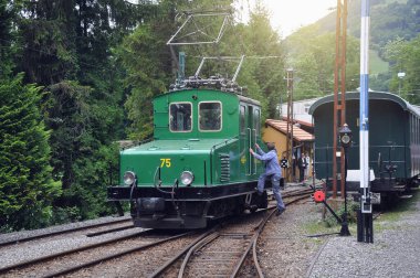 Chamby, İsviçre - 15 Temmuz 2012: Demiryolu müzesi bölgesinde Retro elektrikli lokomotif.