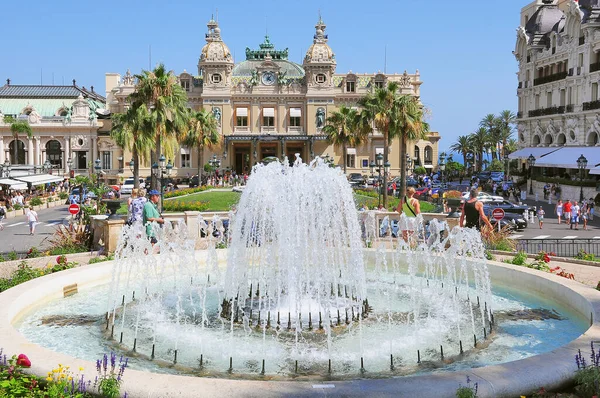 Fountain on the square by Casino Monte Carlo. — Stock Photo, Image