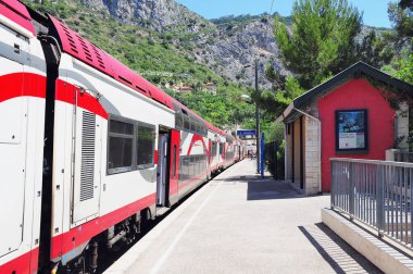 Eze, Fransa - 18 Temmuz 2012: Yerel yolcu treni platformun yanında duruyor.