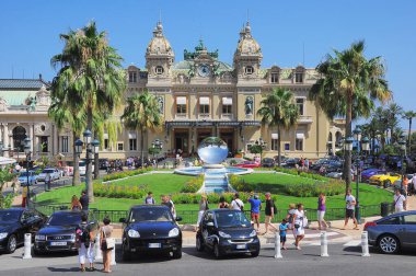 Monako - 21 Temmuz 2012: Casino Monte Carlo tarafından meydanın görüntüsü.