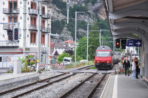 Interlaken Suíça Junho 2010 Trem Passageiros Chega Plataforma — Fotografia de Stock