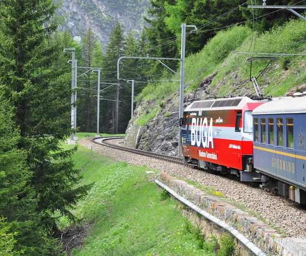 Chur Suíça Junho 2010 Trem Passageiros Move Vale Montanha — Fotografia de Stock