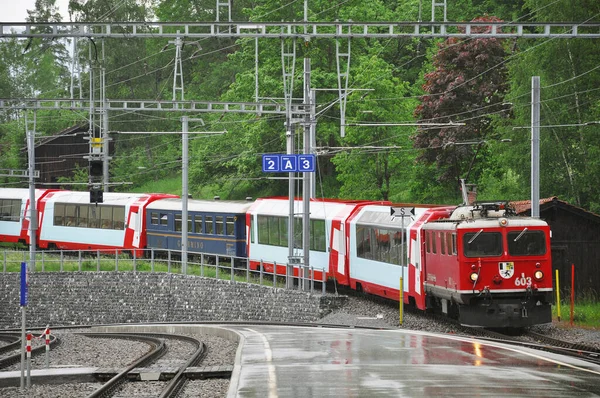 Filisur, Suíça - 08 de junho de 2010: O trem de passageiros chega à plataforma. — Fotografia de Stock
