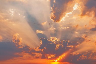 Yağmurdan sonra gün batımında gökyüzünde inanılmaz bulut manzarası.