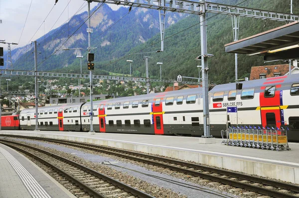 Comboio de passageiros chega à plataforma. — Fotografia de Stock