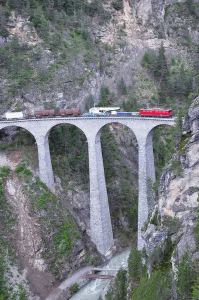 貨物列車はランドワッサーのヴィアドゥクトにあるチャーからセント モリッツまで運行されている スイスアルプス — ストック写真