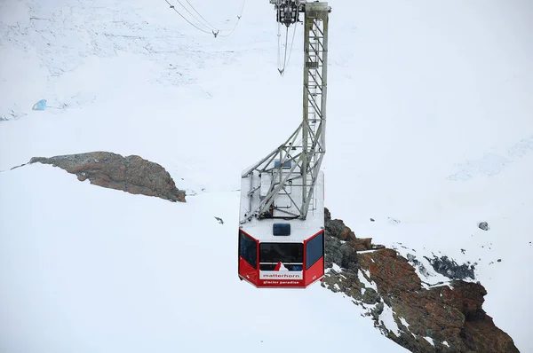 Zermatt Szwajcaria Czerwca 2010 Kolejka Linowa Wjeżdża Szczyt Klein Matterhorn — Zdjęcie stockowe